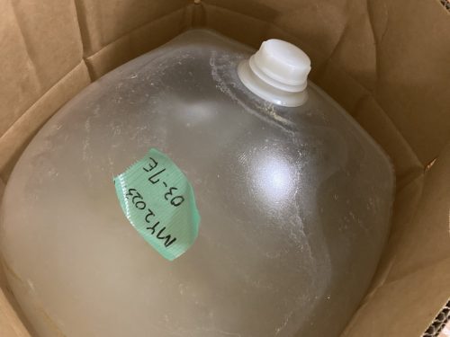原因不明の発酵によって膨張する原料容器